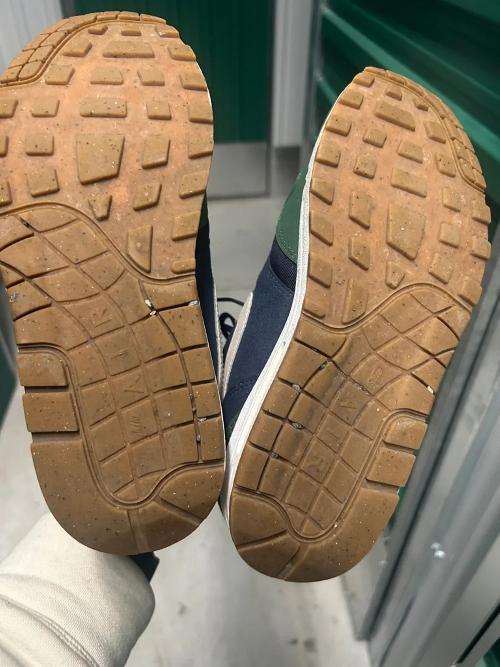 Nike Men’s Navy and Green Casual Sneakers - Picture 6 of 7